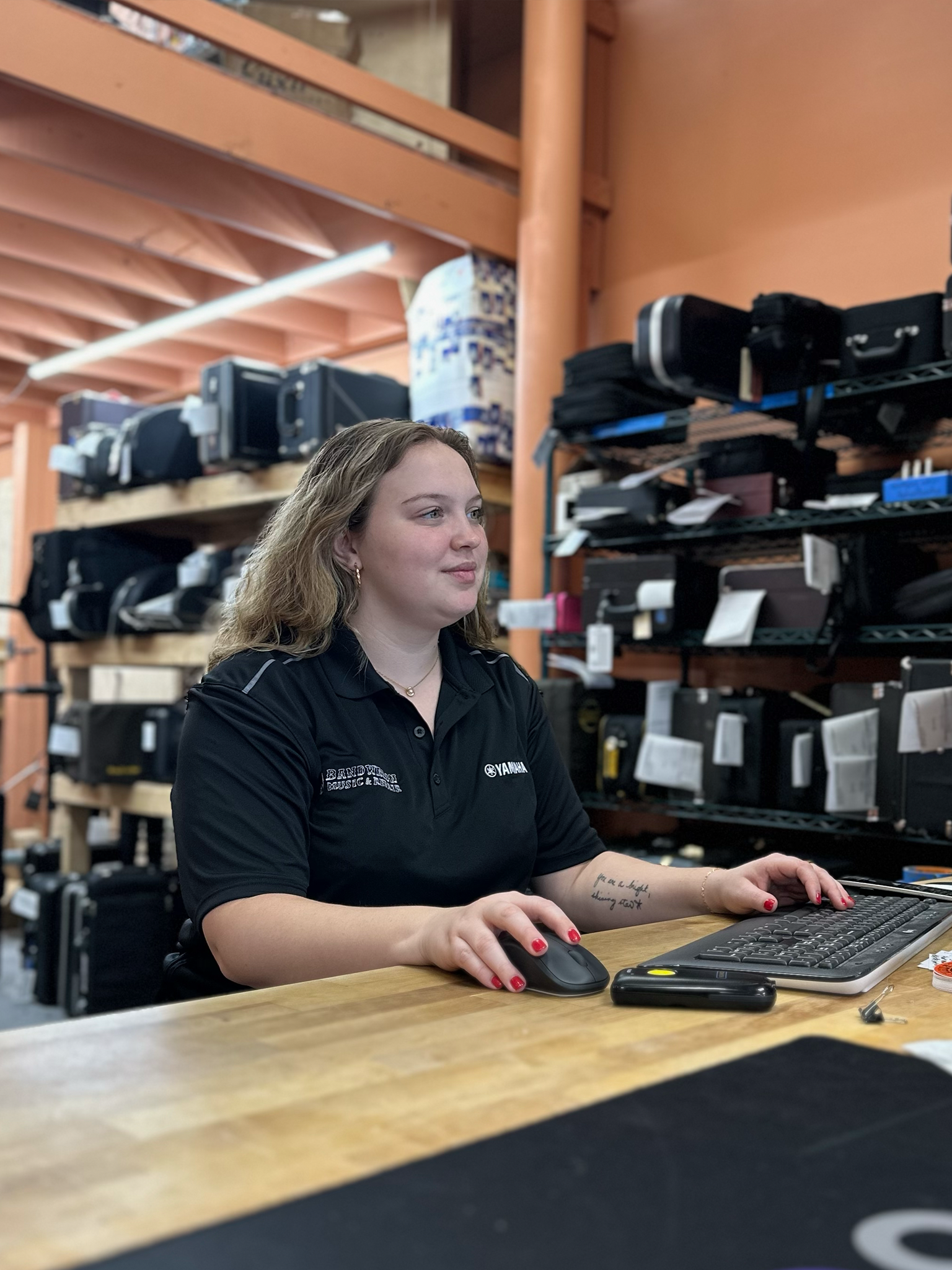 Alysa Suter typing on a computer